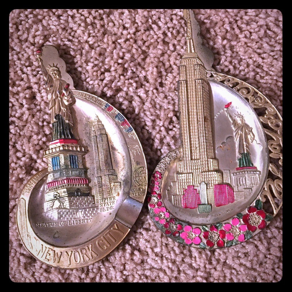 Set of 2 Vintage NYC gift tray / ash tray.